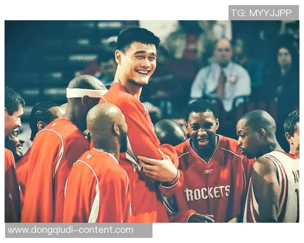 姚明在NBA赛场遭遇鹰队挑战展现出不屈精神与团队合作的精彩瞬间